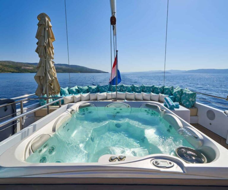 Jacuzzi-on-deck-OMNIA.jpg