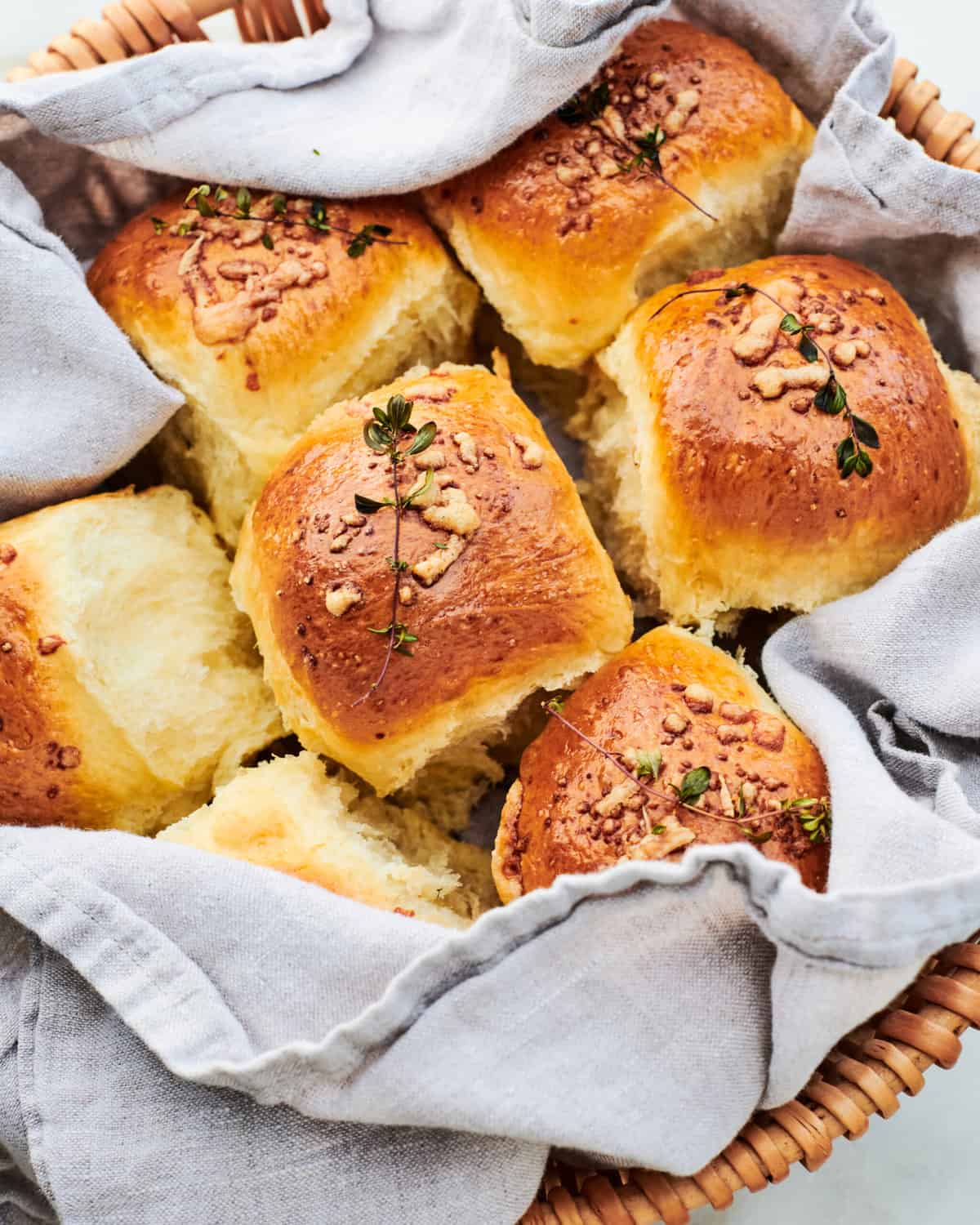 टोकरी में फ्रेंच प्याज रोल