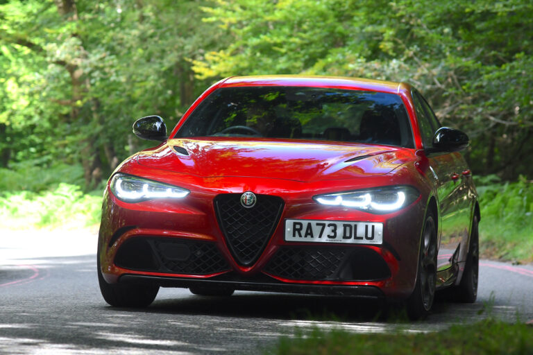 alfa_romeo_giulia_qv_front_cornering.jpg