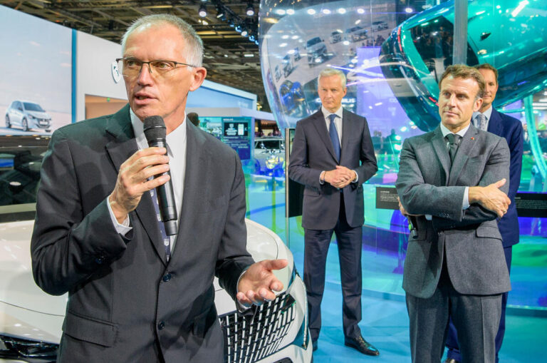 carlos-tavares-l-with-emmanuel-macron-r-paris-motor-show-2022_0.jpg