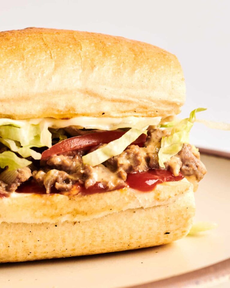 एक प्लेट में कटा हुआ पनीर.