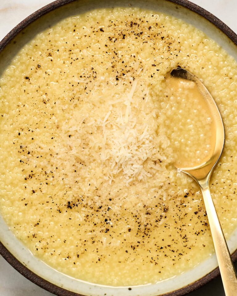 एक कटोरे में चम्मच से पेस्टिना डालें।