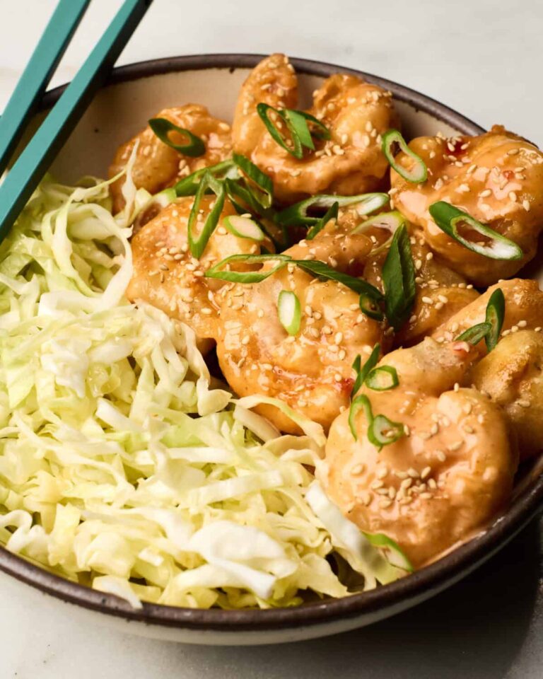 गोभी के साथ एक कटोरे में धमाकेदार धमाकेदार झींगा।