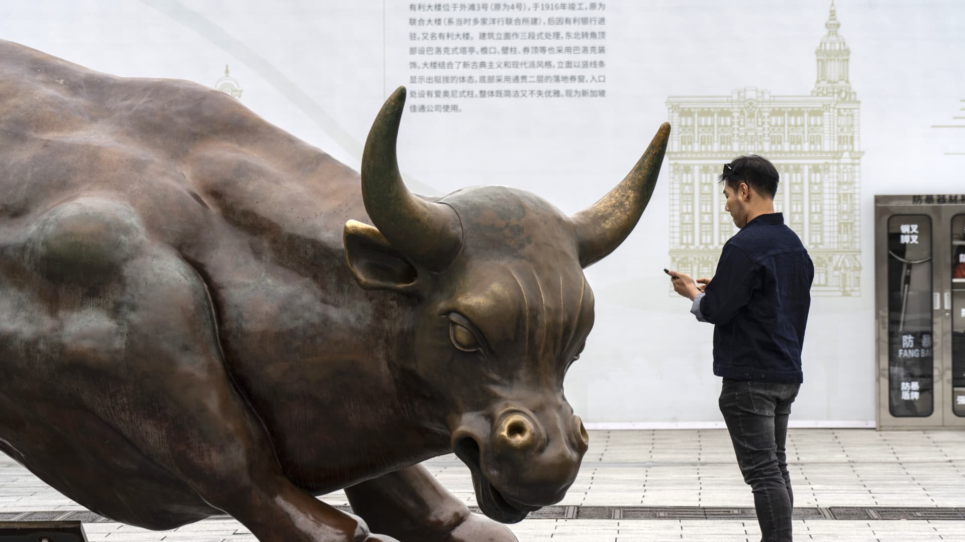 The market just gave investors a gift. Here's how not to blow it