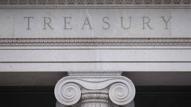 Moody's lowers U.S. credit rating to 'Aa1'