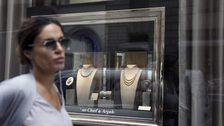 Wealthy shoppers spend on jewelry only if it's the right brand