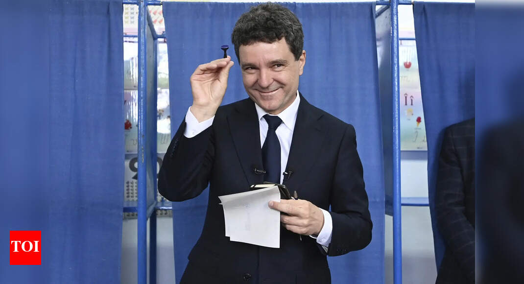 Pro-EU centrist Nicusor Dan to be sworn in as Romania president | World News