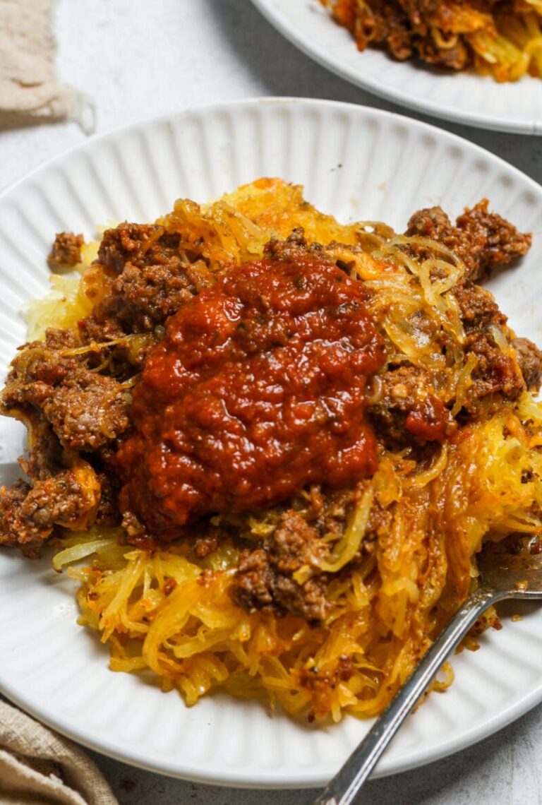 मांस सॉस के साथ स्पेगेटी स्क्वैश।