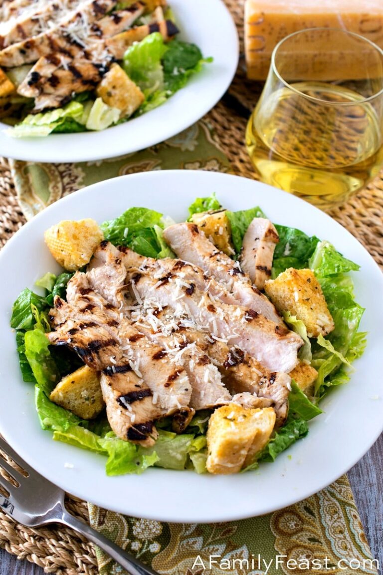 ग्रिल्ड सीज़र चिकन के साथ सीज़र सलाद