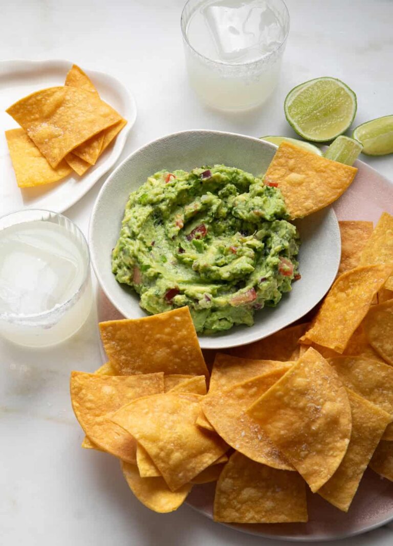 गुआमोले के साथ घर का बना टॉर्टिला चिप्स।