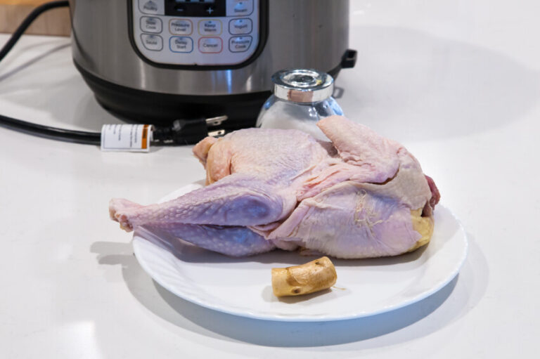 इंस्टेंट पॉट चिकन सूप और स्टॉक के लिए सामग्री