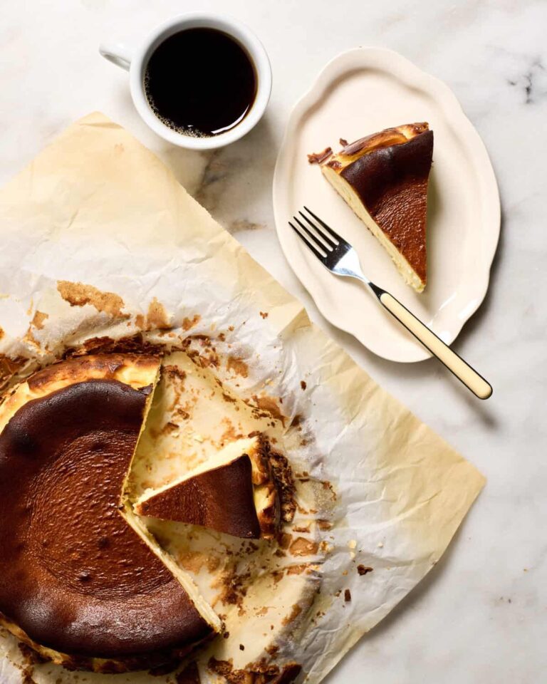 काउंटर कटा हुआ पर बास्क चीज़केक।