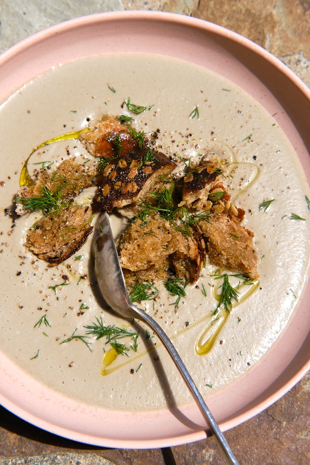 क्राउटन के साथ एक कटोरे में मशरूम सूप की क्रीम