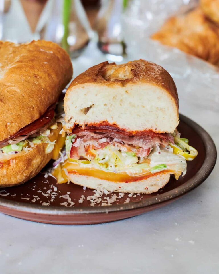 एक प्लेट पर ग्राइंडर सैंडविच। सलामी के साथ, Prosciutto ग्राइंडर सलाद, पनीर और बहुत कुछ। सभी एक प्लेट पर।