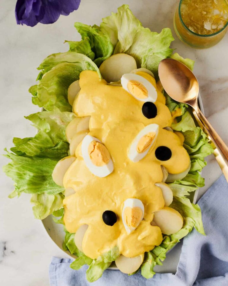 Papa A La Huancaina प्लेट पर