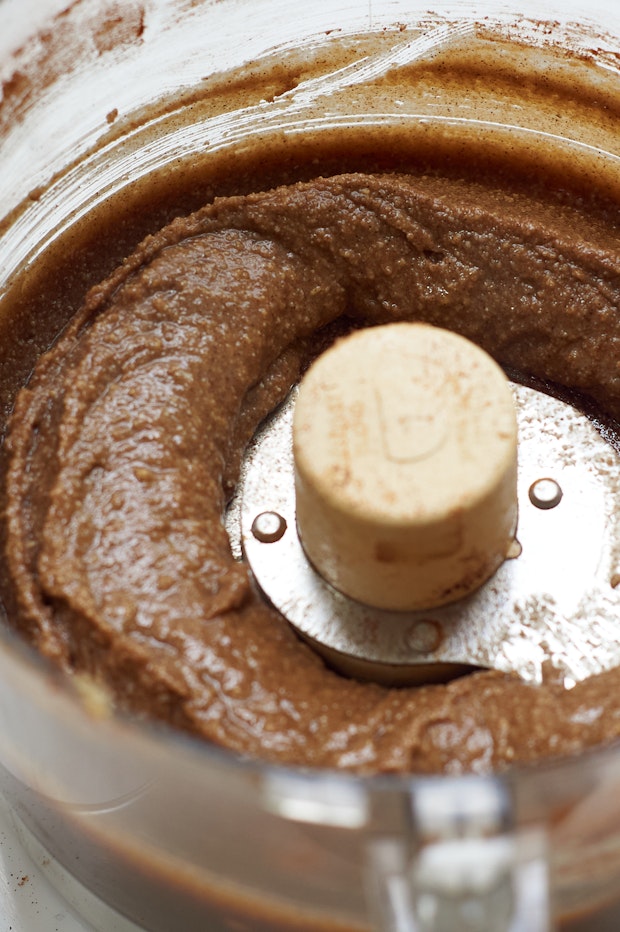 एक खाद्य प्रोसेसर में सूरजमुखी बीज मक्खन बनाना