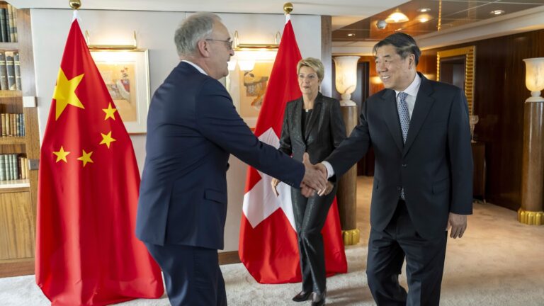 US and Chinese officials meet in Geneva to discuss tariffs