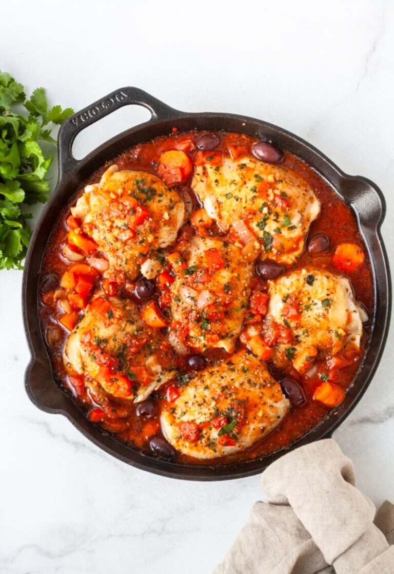 चिकन जांघों के साथ कड़ाही।