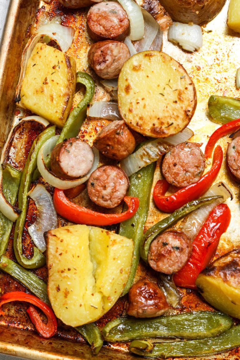 चिकन सॉसेज शीट पैन।