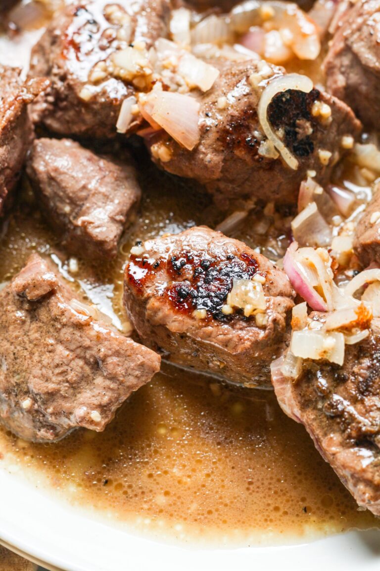 लहसुन मक्खन स्टेक काटता है।