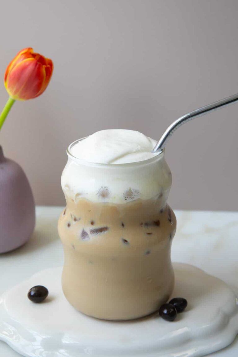 घर पर आइस्ड लट्टे।