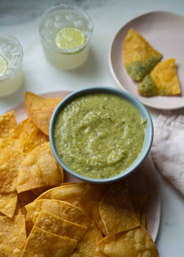 चिप्स के साथ एक कटोरे में साल्सा वर्डे।