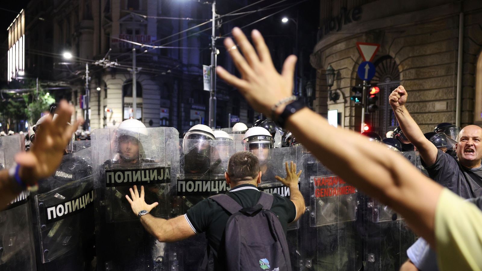 Thousands set up street blockades in Serbia after arrests of protesters