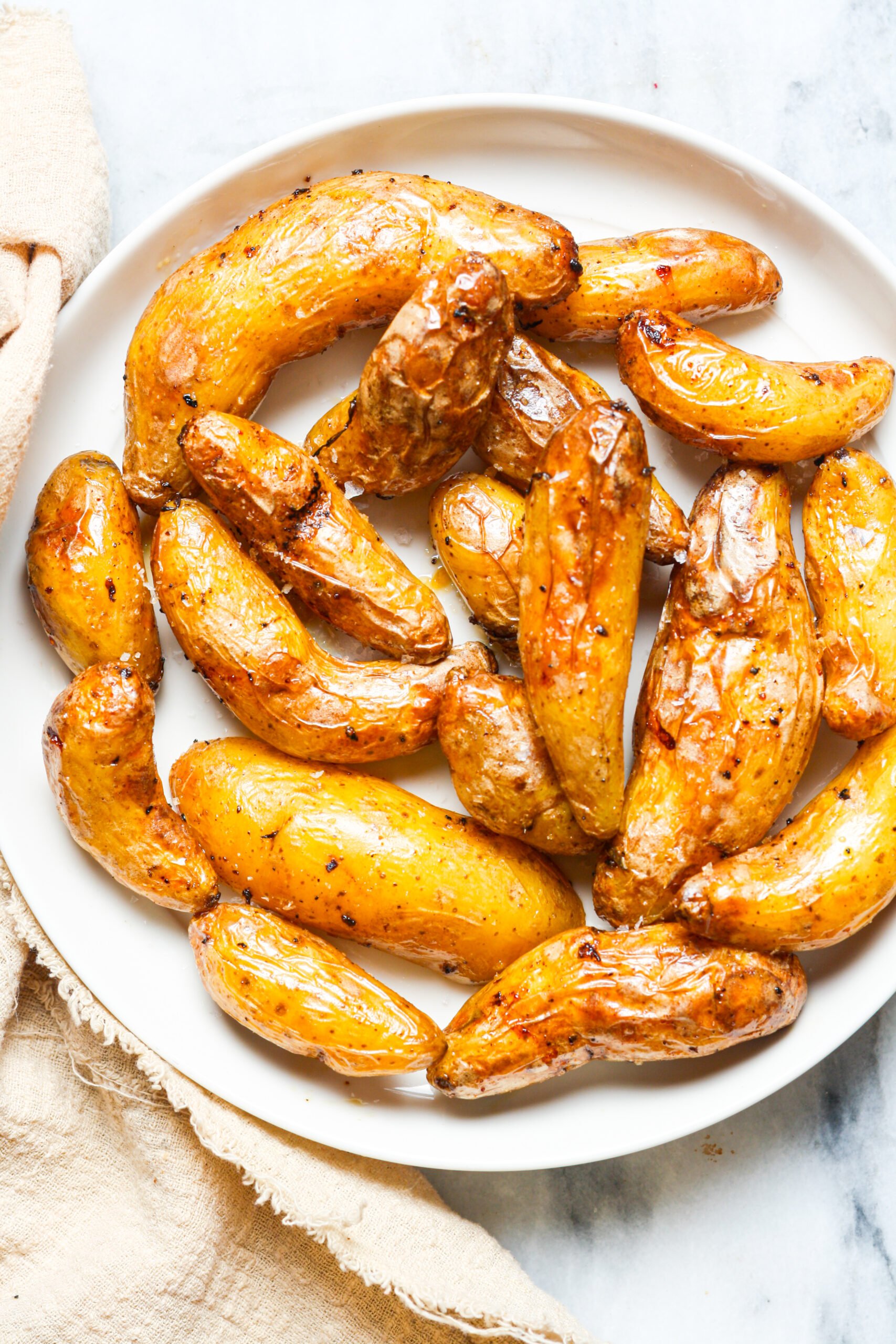 एयर फ्रायर फिंगरिंग आलू।