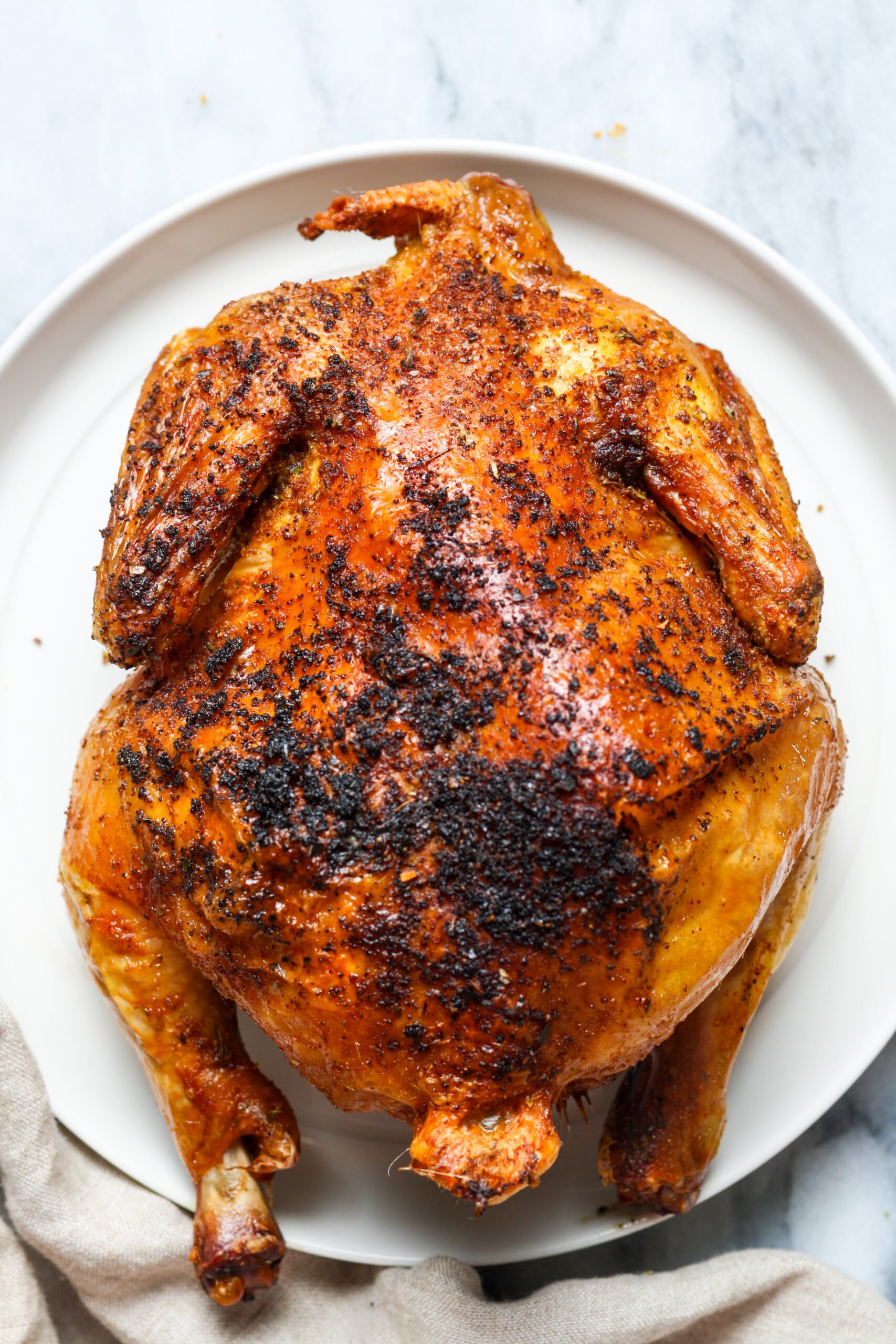 एयर फ्रायर पूरे चिकन।