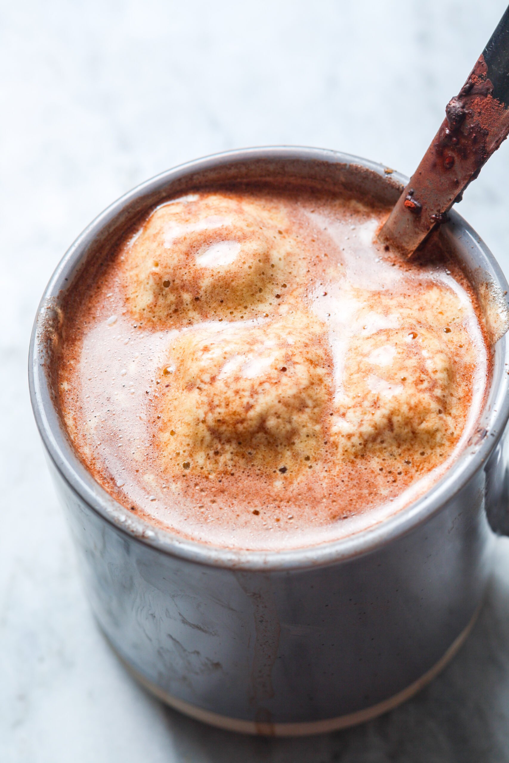 हड्डी शोरबा गर्म चॉकलेट।