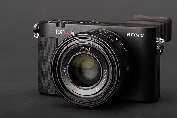 Sony_RX1R_III_3quarter_view.jpeg