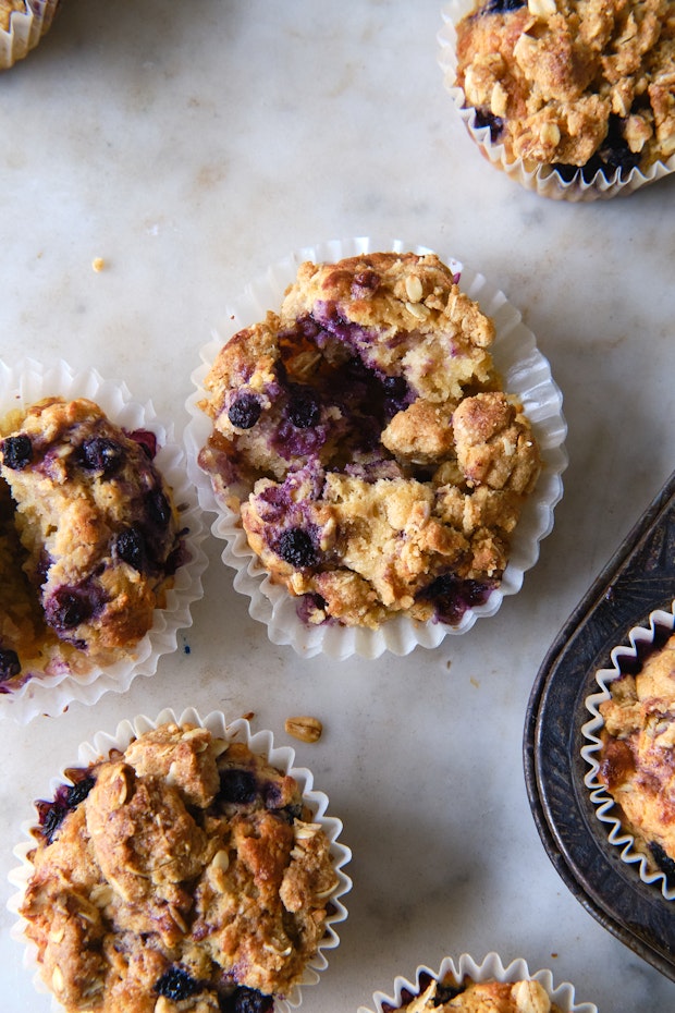 एक संगमरमर काउंटर पर ब्लूबेरी मफिन ठंडा