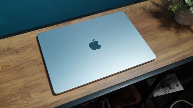 macbook_air_15_m4_sky_blue_7-7.jpg