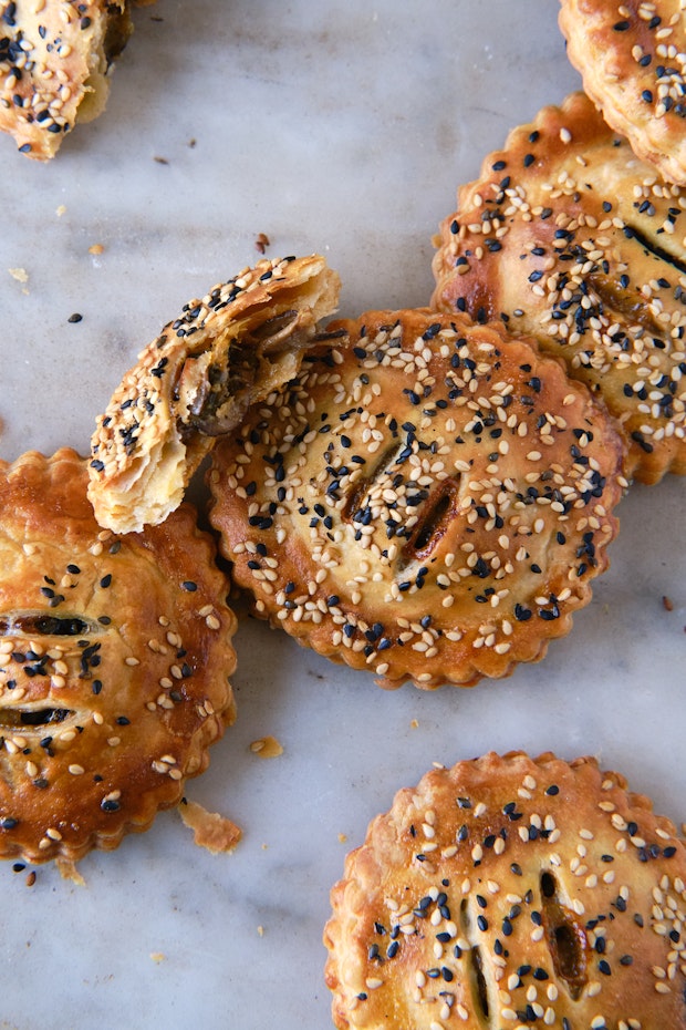 एक संगमरमर काउंटर पर बेक करने के बाद मशरूम हाथ पाई