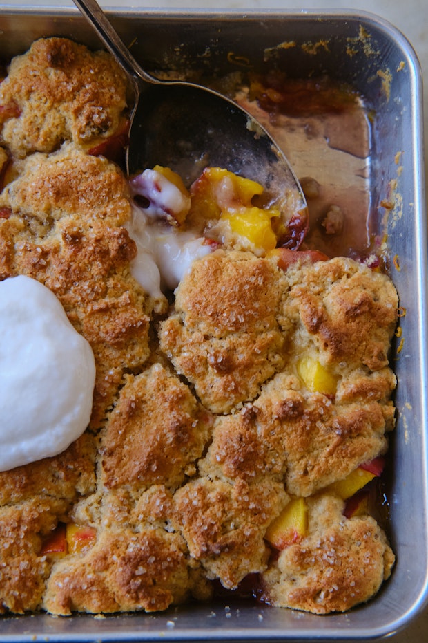 बेकिंग के बाद एक पैन में पीच मोची