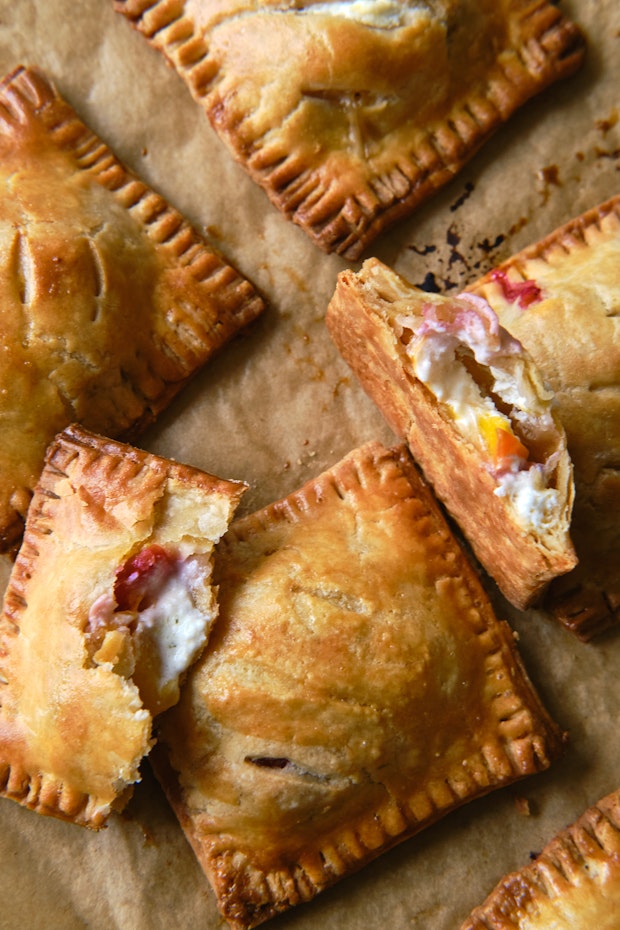 एक बेकिंग शीट पर पीच हाथ पाई