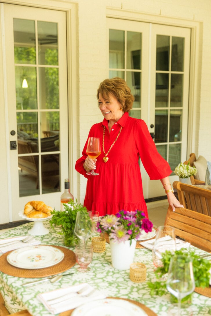 जब सूर्यास्त अपनी सुनहरी चमक डालता है, तो पोर्च का मौसम आधिकारिक तौर पर शुरू होता है। मैं अपने गो-टू पोर्च व्यंजनों को साझा कर रहा हूं-जिन्हें मैं प्यार करता हूं जब दोस्त आ रहे हैं और मौसम सही है। आपको आसान पेय, ऐपेटाइज़र, साइड, सिंपल मेन और डेसर्ट मिलेंगे, साथ ही चीजों को तनाव-मुक्त रखने के लिए कुछ टिप्स मिलेंगे। तो, निमंत्रण भेजें, और दरवाजा खोलें!