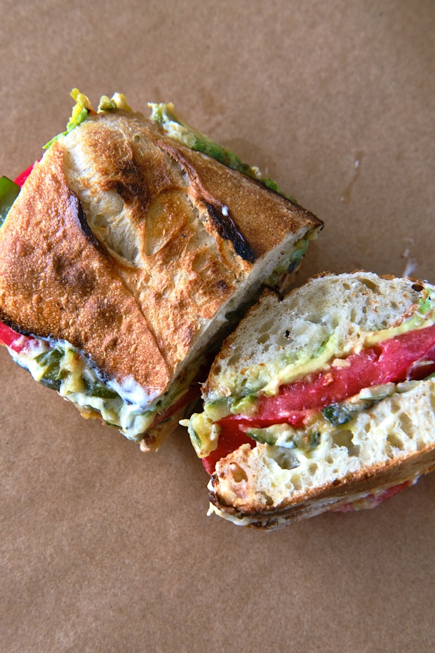 टमाटर सैंडविच आधे में कटा हुआ