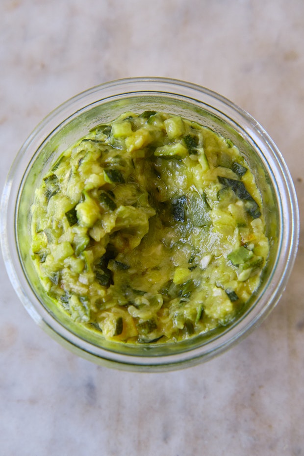 एक कांच के जार में तोरी मक्खन