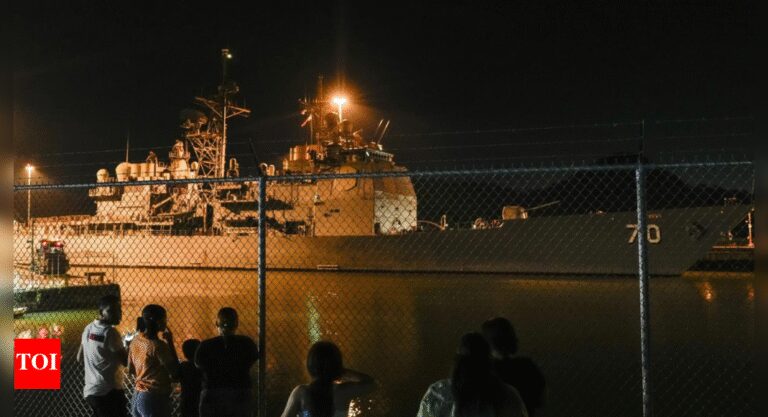 US warship heads towards Caribbean