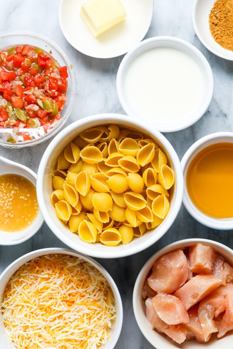 चिकन टैको पास्ता के लिए सामग्री।