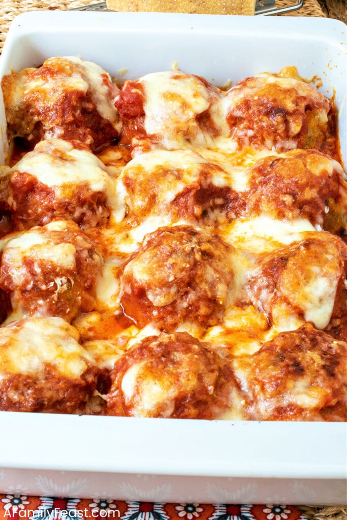 चिकन परमेसन मीटबॉल - एक परिवार की दावत