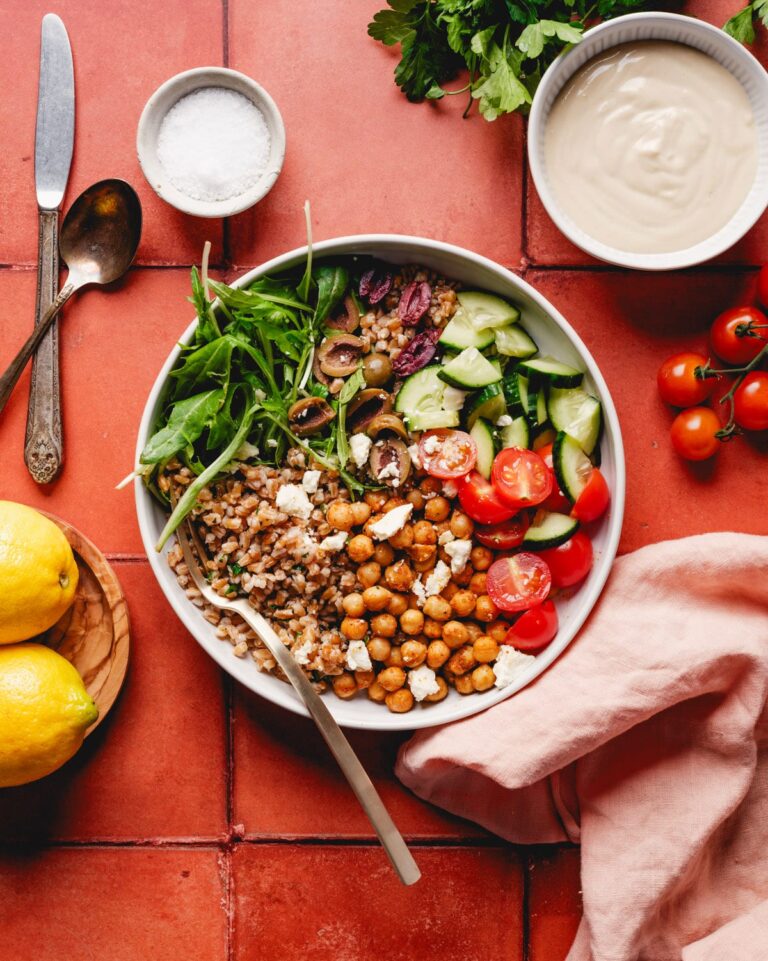 टमाटर, हम्मस ड्रेसिंग, और नींबू के साथ कटोरे में फारो बाउल नुस्खा