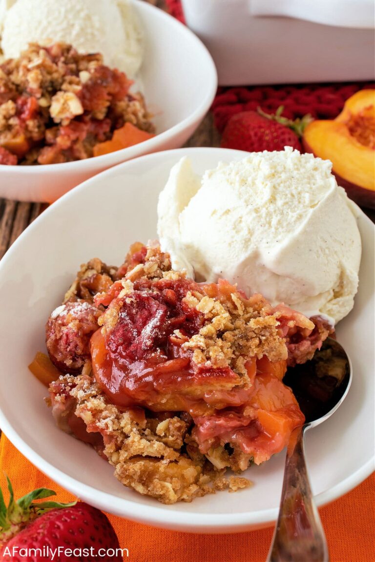 स्ट्रॉबेरी पीच क्रिस्प - एक परिवार की दावत