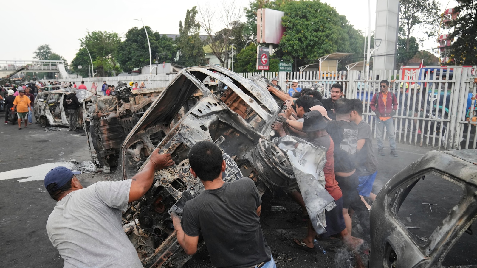 3 dead after mob sets fire to Indonesian regional parliament building