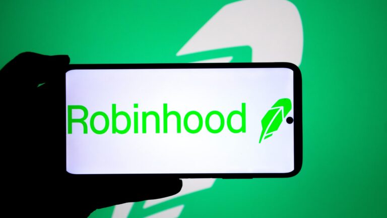 AppLovin and Robinhood added to S&P 500