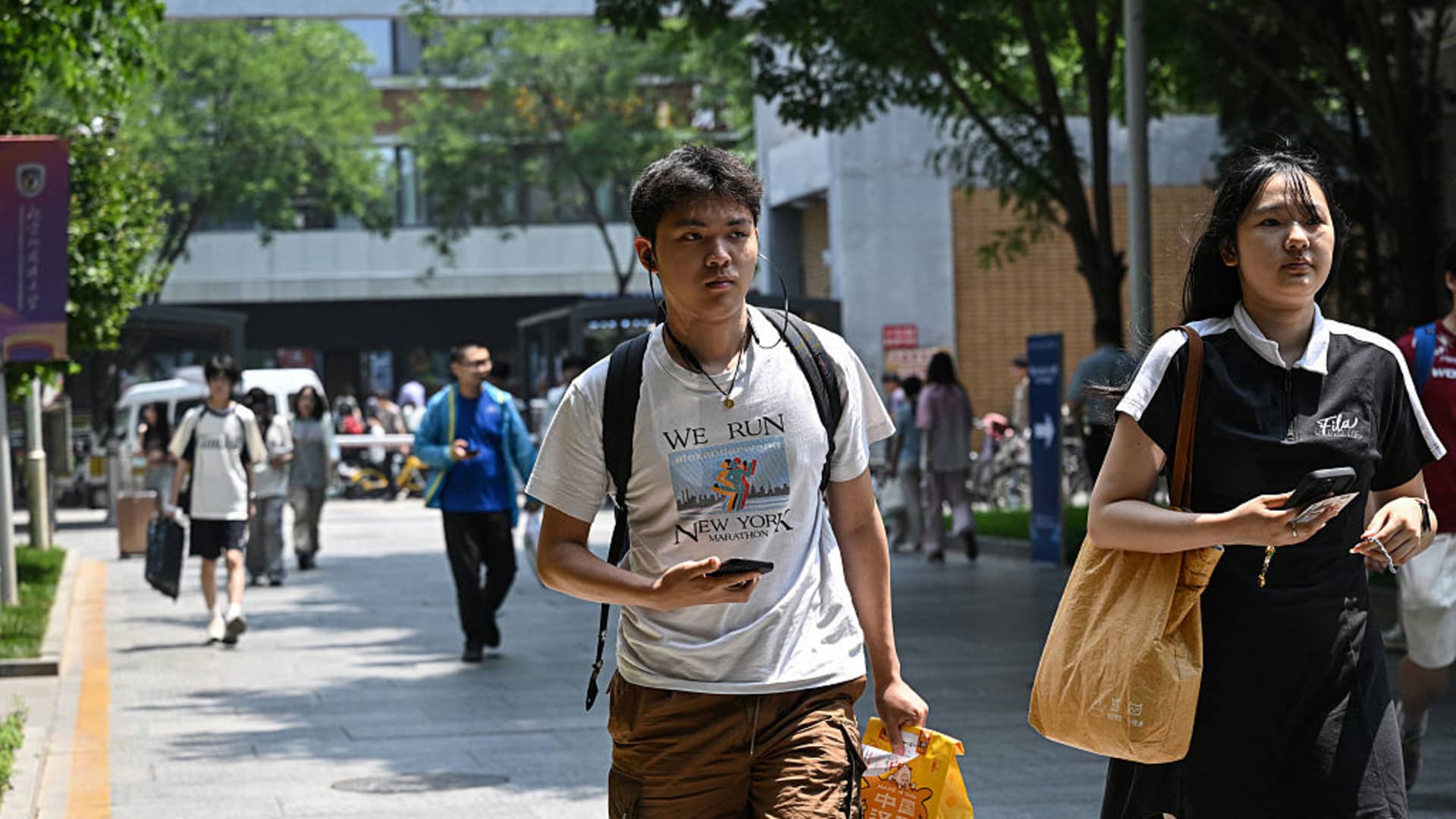 Trump's H-1B visa fee sparks chaos and confusion among Chinese talents in the U.S.