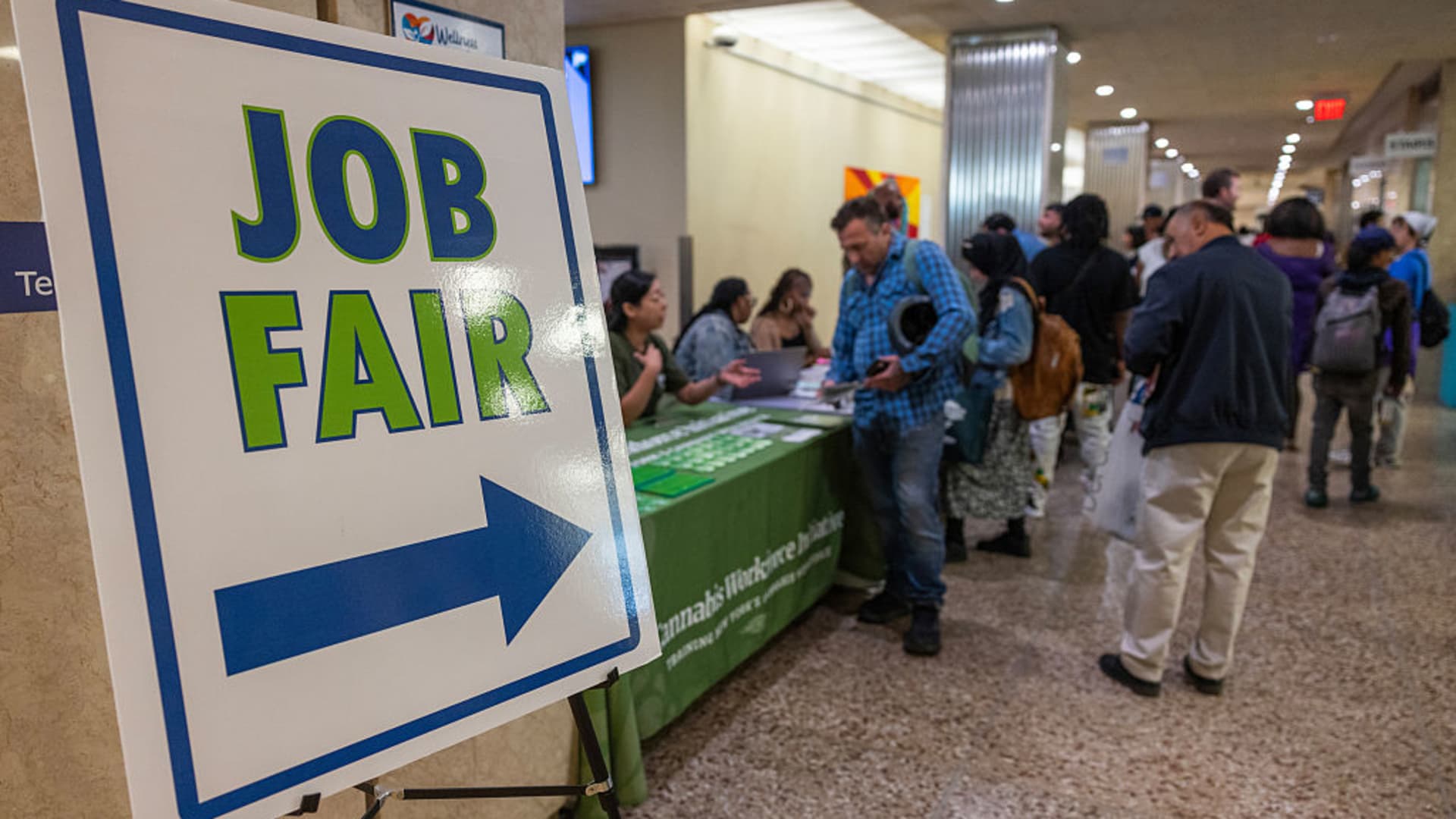 Jobless claims tumble to 218,000, well below estimate despite fears of labor market weakness