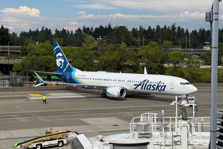alaska-airlines-boeing-737-sea.jpeg