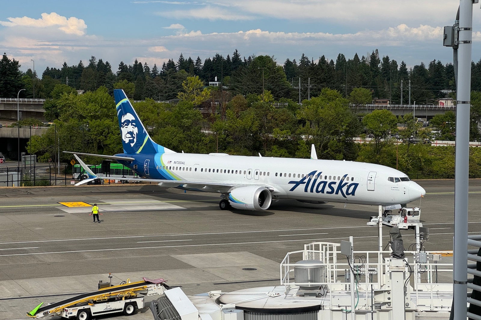 alaska-airlines-boeing-737-sea.jpeg